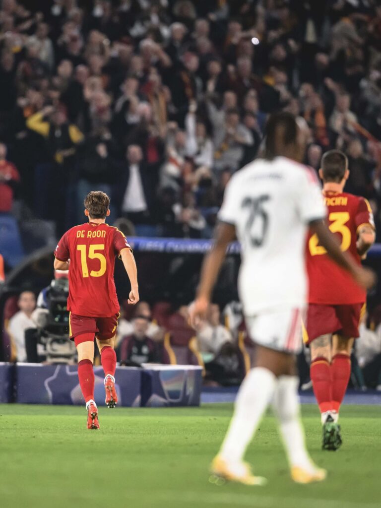 E233BEEF-D8FD-4DF2-8C9A-FFAC0773AAF7-768x1024 روما يفرّط في انتصار تاريخي